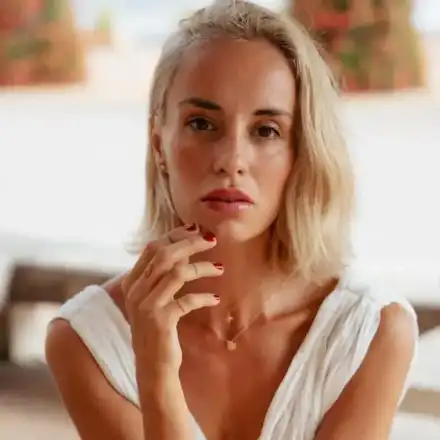 Радина Кърджилова по червени токчета