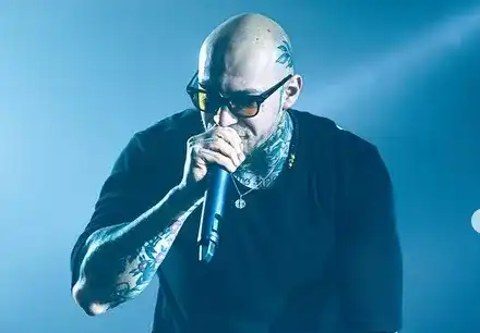 Рапърът FYRE излиза на боксовата арена