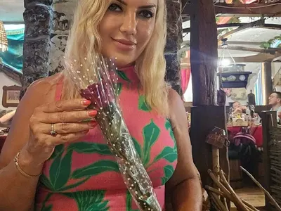 РАЗКРИТИЕ!! Ето я Искра – жената, която разбива сърцето на Алексей Петров! (бил е луд по нея, а тя още му носи цветя - СНИМКИ)