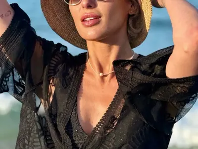 Ромина пече яки форми на плажа