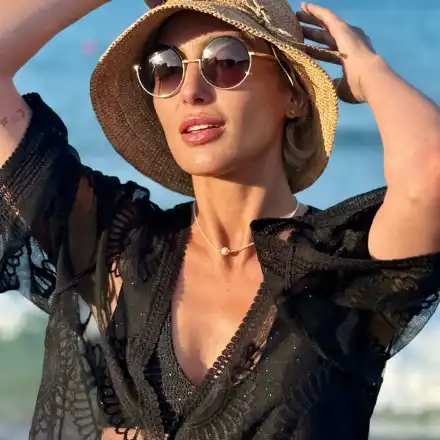 Ромина пече яки форми на плажа