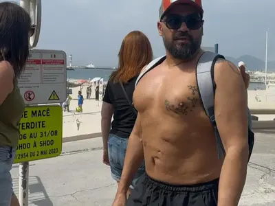 С раница на голо Азис обикаля Кан