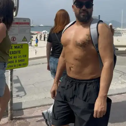 С раница на голо Азис обикаля Кан