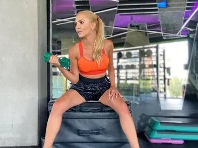 Секси заместничката на Натали Трифонова е последователка на Ванга (Горещи снимки)