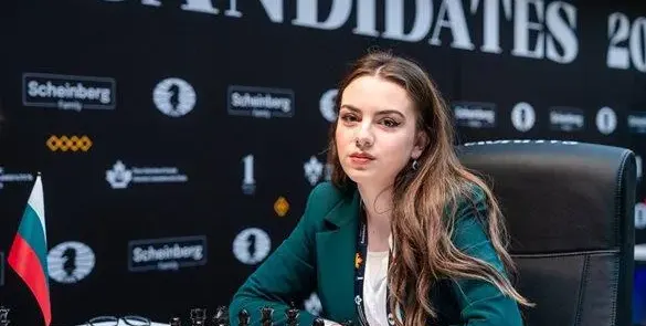 Шахматната царица Нургюл Салимова изпитва паника от самолети,  но е заклет шоколадохолик!
