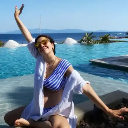 Шехерезада върти дупе на плажа, докато мъжът й се стяга за затвора