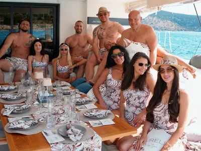 ЩО ТАКА?! Бачорски игнорираха кръстницата Рупецова: Заминаха по двойки на катамаран, но за Даниела нямало мъж! (СНИМКИ)