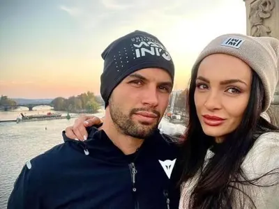 Синът на Аня Пенчева се  събра с невярната си жена