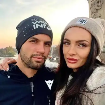 Синът на Аня Пенчева се  събра с невярната си жена