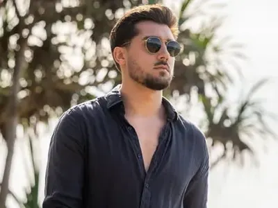 След раздялата: Ергенът Васил се теши в Испания