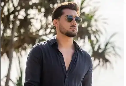 След раздялата: Ергенът Васил се теши в Испания