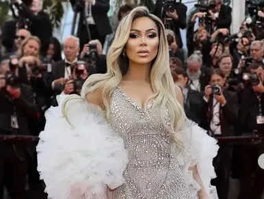 СМЯХ! Наша Нора по-желана от Ева Лонгория на червения килим в Кан