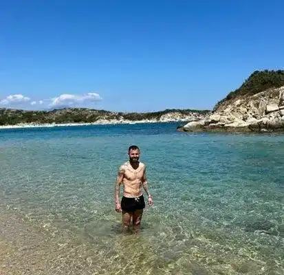 Спас Делев глези жената в Гърция