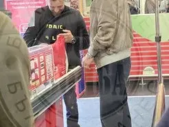 Спрял пиенето ли?! Сгащиха Боби Михайлов в магазин с торби, фрашкани с бира! (ФОТО БОМБА)