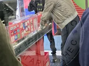 Спрял пиенето ли?! Сгащиха Боби Михайлов в магазин с торби, фрашкани с бира! (ФОТО БОМБА)