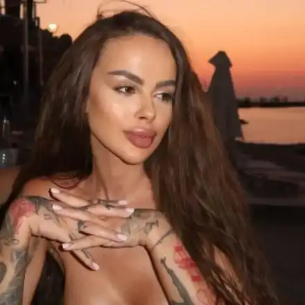 Сузанита прави серенада на скала