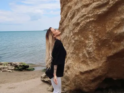 Сузанита прави серенада на скала