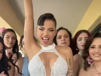 Сватба в бяло: Поп дивата Дара каза „Да“ далеч от светлините на прожекторите