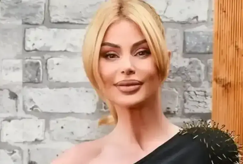 Светлана Гущерова подкара стар джип