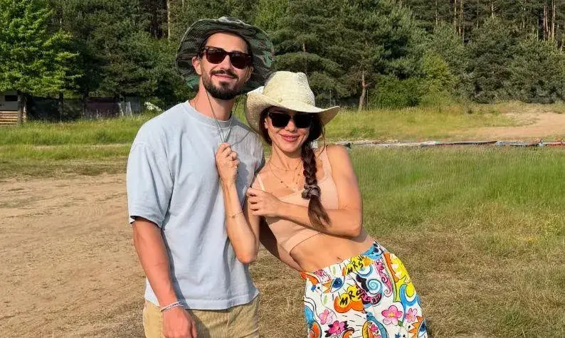 Теа и Наум с кемпер за 100 бона! „Телешопови“ готови да рекламират и тоалетната му! (СНИМКИ)