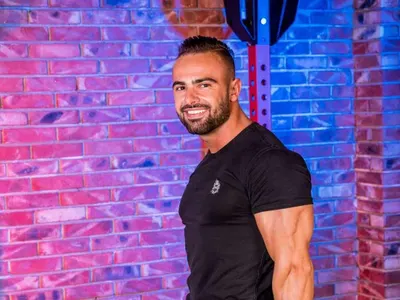 Треньорът на царската дъщеря яде вредна храна