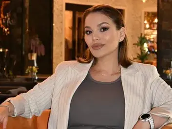 ТЪЖНАТА ИСТИНА: Деси Слава с трогателна изповед за болките от детството, шамарите и операцията!