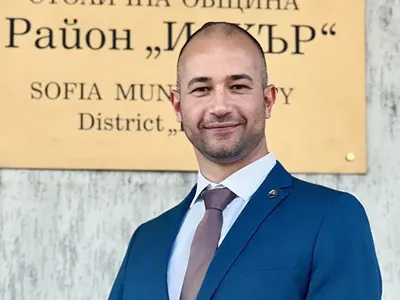 Ужас: Кметът от ПП-ДБ Ясен Русев завел писарушките на хапка-пийка в Гърция с парите за децата в риск (ДОКУМЕНТИ)