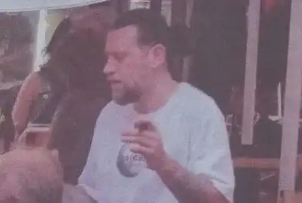 Веселин Плачков се налива с уиски на концерт пред НДК