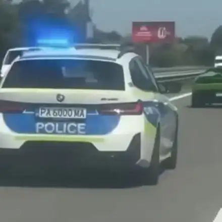 Внукът на разстреляния моден бос на „Агресия“ е баровецът с „Ламборджини“ ескортиран от патрулка – баща му се канел да го убие