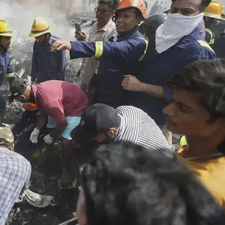 Всички 242 души в падналия Боинг 787 са загинали, но има и много жертви на земята (снимки)