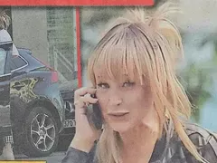 Аня Пенчева гола-голеничка в колата си в центъра на София (Папарашки СНИМКИ)