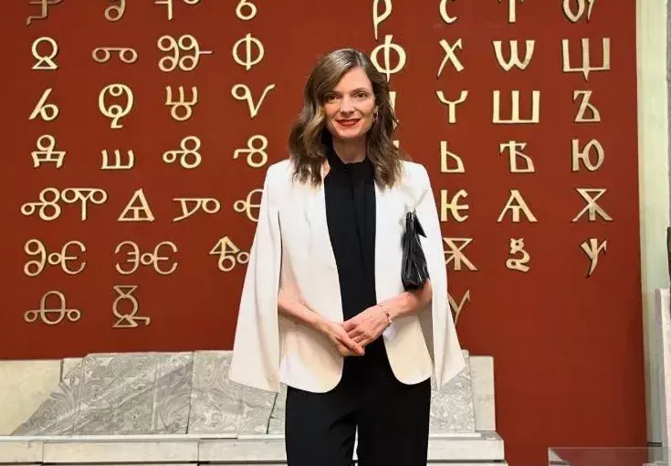 Бивша синоптичка блесна до Румен Радев! Какво прави Нора Шопова до президента