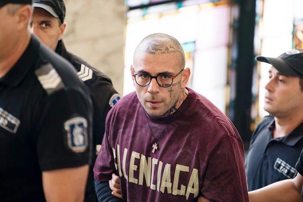 Джигитът-убиец Семерджиев мързелува в пандиза (Съди затвора за 200 бона)