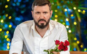 Като куче с обратна захапка е Мартин Елвиса: Коя си нарочи да му стане любовница, не я пуска! (Снимки)
