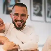 За 50 бона на месец: Наум и Теа рекламират, без да подбират – само да падат пари