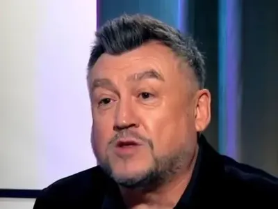 Защо главата на Любо Киров е двойна?