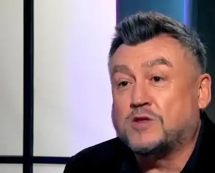 Защо главата на Любо Киров е двойна?