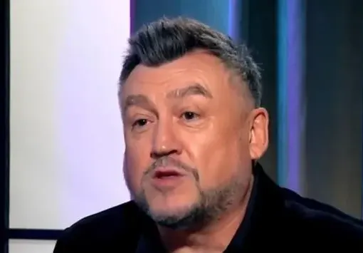 Защо главата на Любо Киров е двойна?