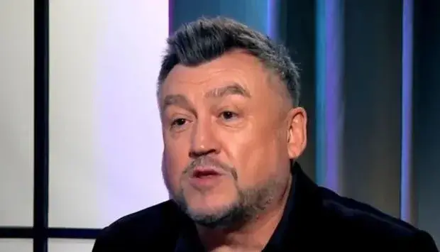 Защо главата на Любо Киров е двойна?