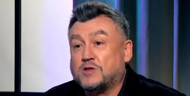 Защо главата на Любо Киров е двойна?