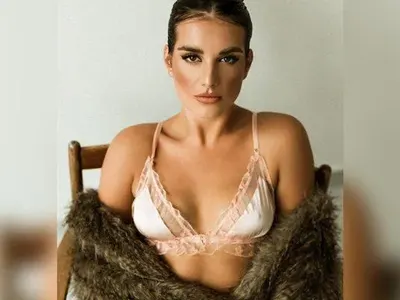 Звезда на „Лудогорец“ чака бебе от секси манекенка (Снимки)