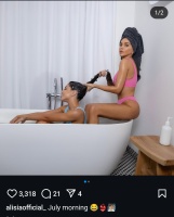 Алисия къпе жена във вана