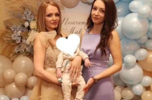 Баба та дрънка! Вижте звездните дами, които се топят по внучетата си (СНИМКИ)