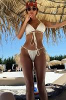 Биляниш пак събра погледите с изрязан бански! (ФОТО)