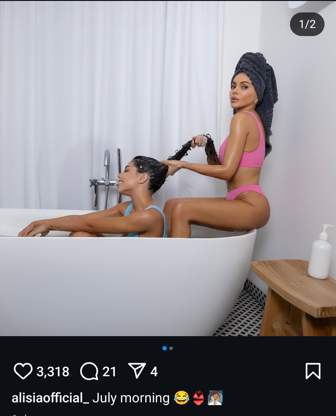 Алисия къпе жена във вана