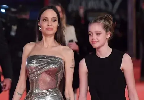 Анджелина Джоли съсипана: Бедно момиче „оправя” дъщеря ми, затова ли са ми тия милиони?!