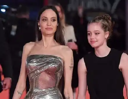 Анджелина Джоли съсипана: Бедно момиче „оправя” дъщеря ми, затова ли са ми тия милиони?!