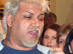 Азис пял в  шкембеджийница,  нямал стотинки за  билетче за автобус