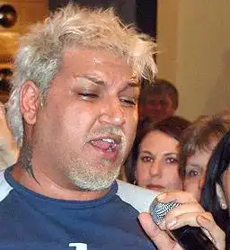 Азис пял в  шкембеджийница,  нямал стотинки за  билетче за автобус