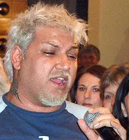 Азис пял в  шкембеджийница,  нямал стотинки за  билетче за автобус